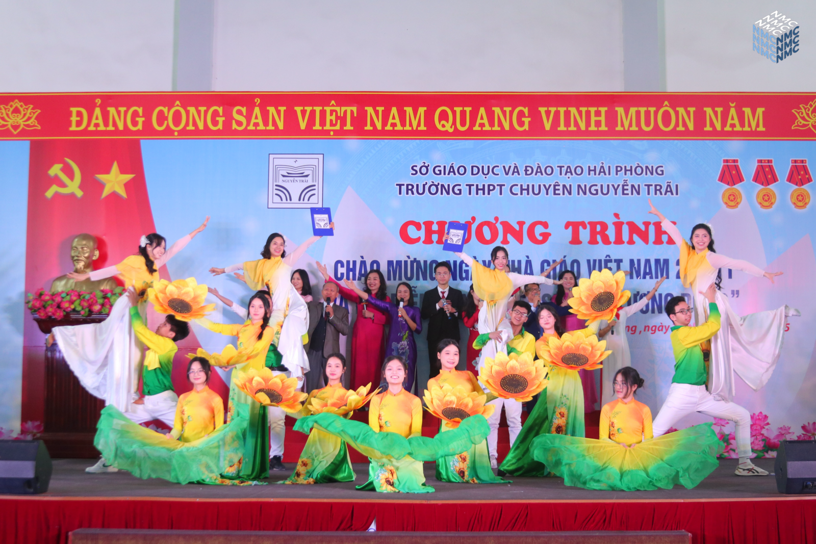 Trường THPT Chuyên Nguyễn Trãi long trọng tổ chức lễ kỷ niệm 43 năm ngày Nhà giáo Việt Nam 20/11